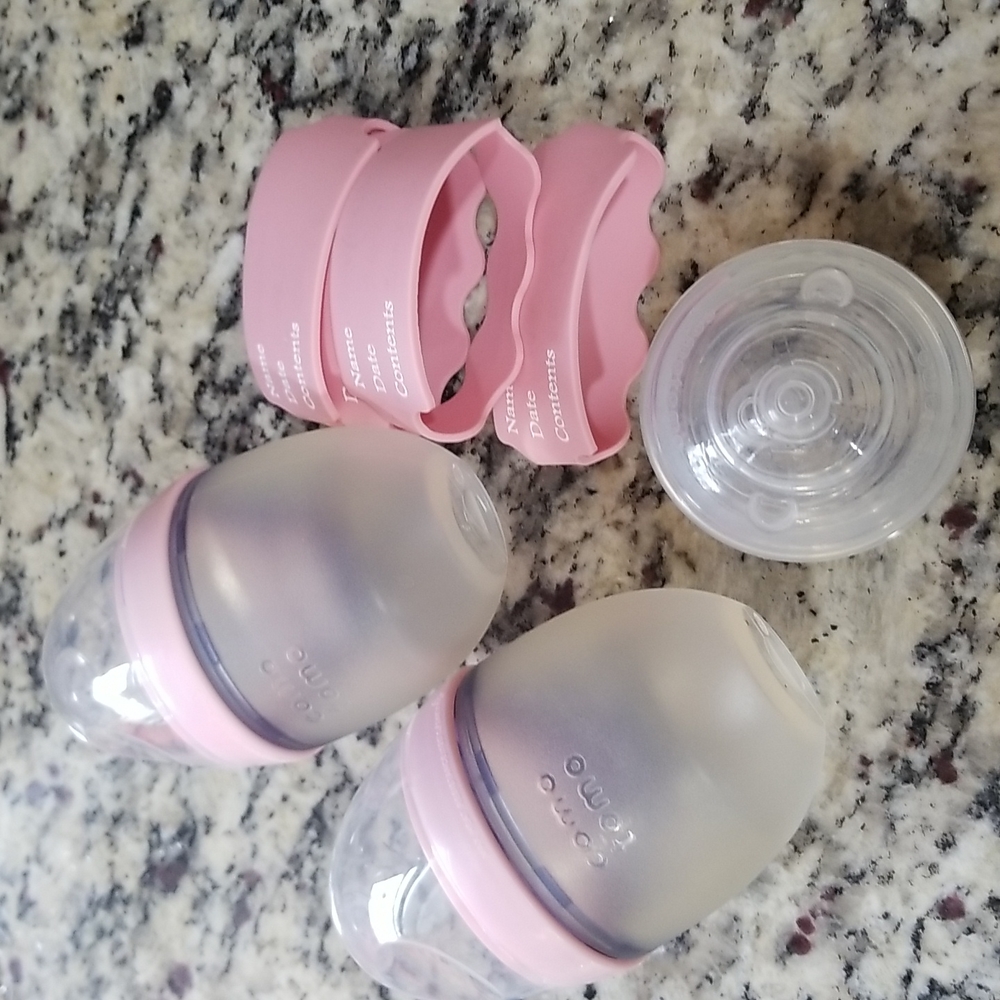 Comotomo baby bottles includes handle